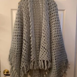 HANDMADE CROCHETED GRAY WRAP/CAPE OSZ WITH FRINGE